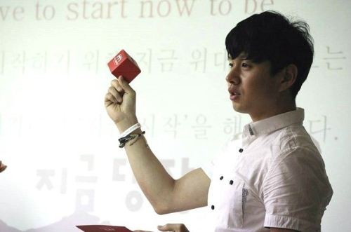 Heo Jun explaining how to make a coin bank
